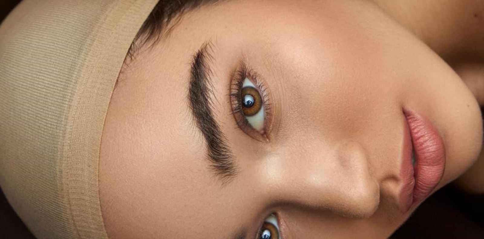 Тайната за безупречен тен: Техниката на звездните гримьори