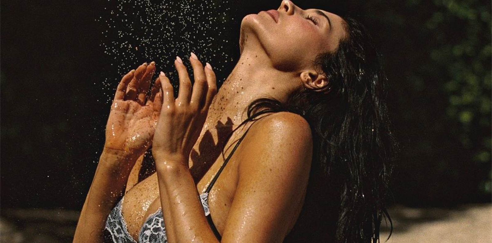 Кайли Дженър представя новата си колекция бански