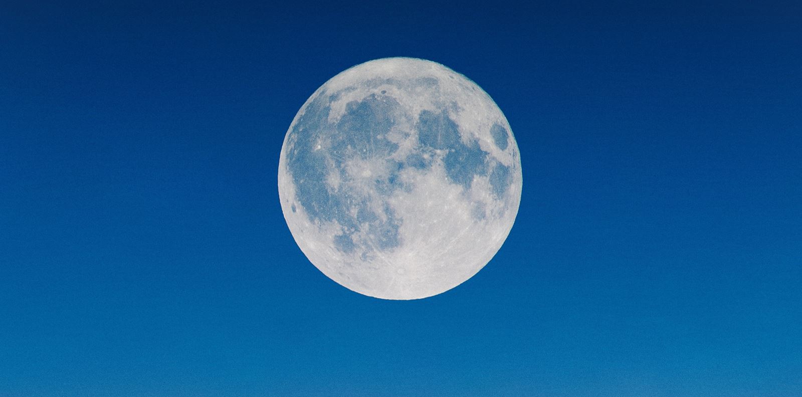 Рядката Синя суперлуна ни провокира да забравим миналото и драмите