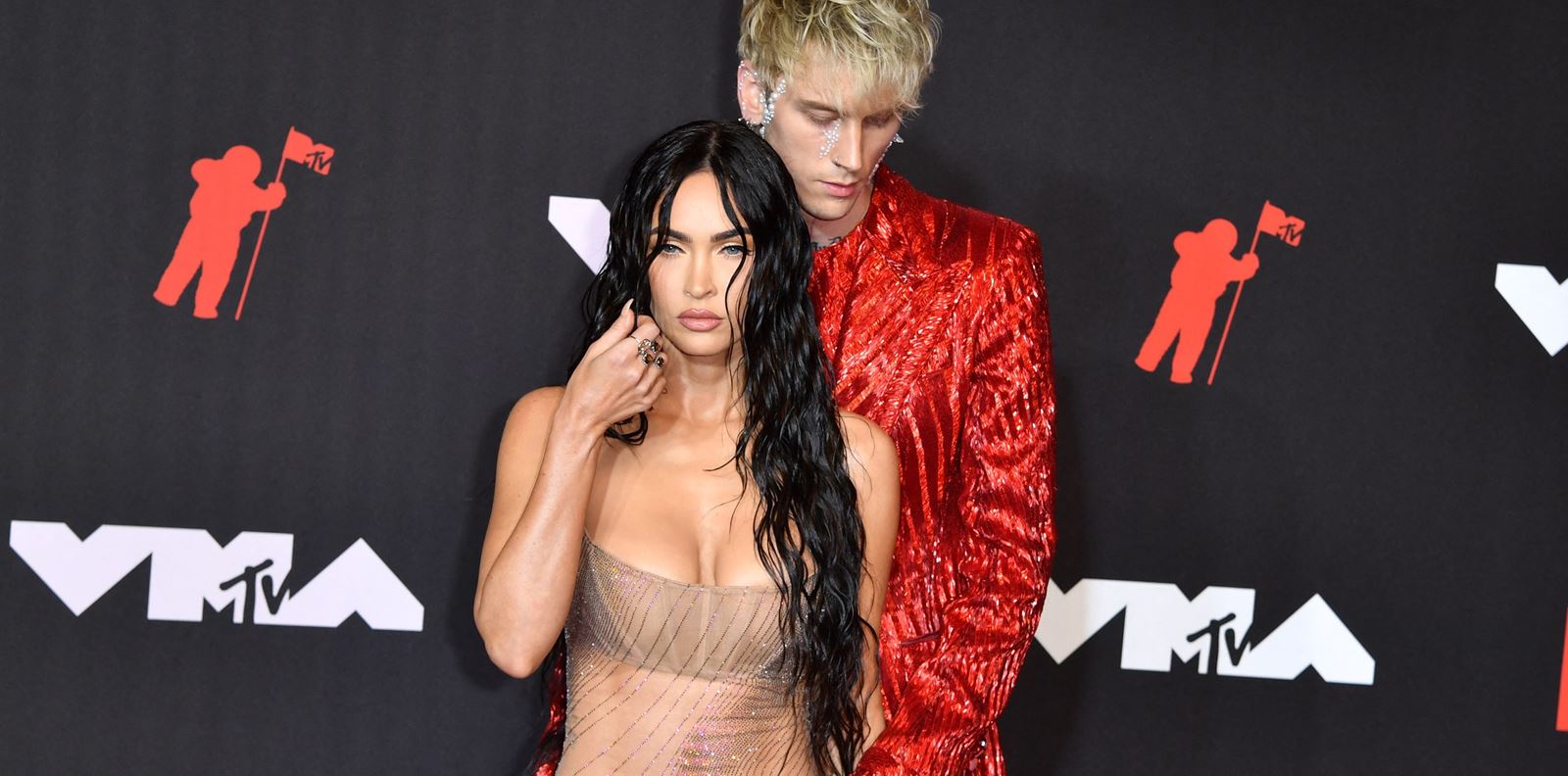 Защо Меган Фокс и Machine Gun Kelly пият кръвта си?