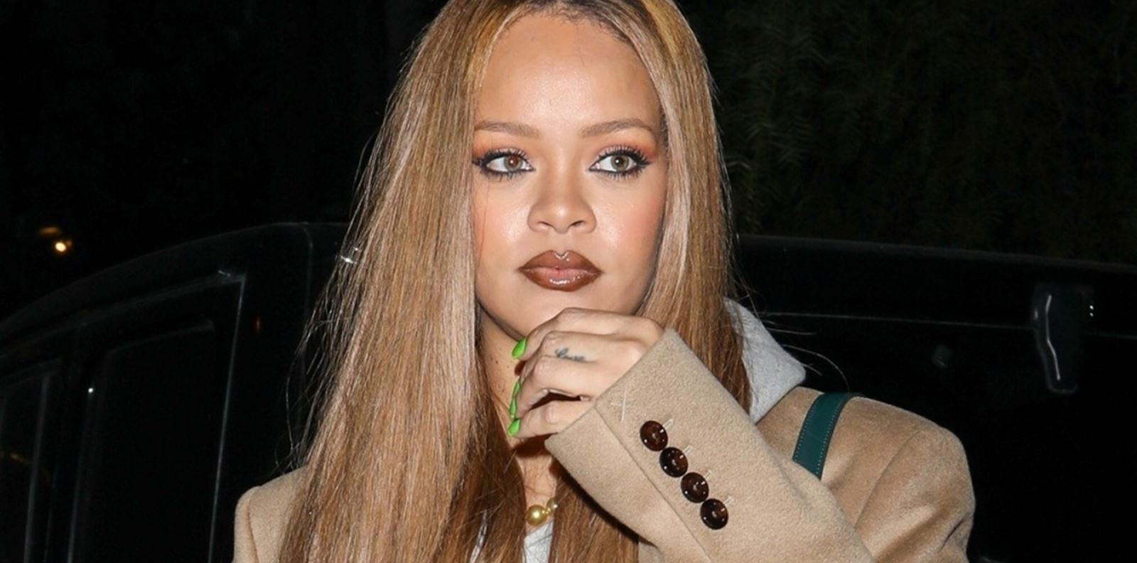 Риана заложи на меденоруса коса