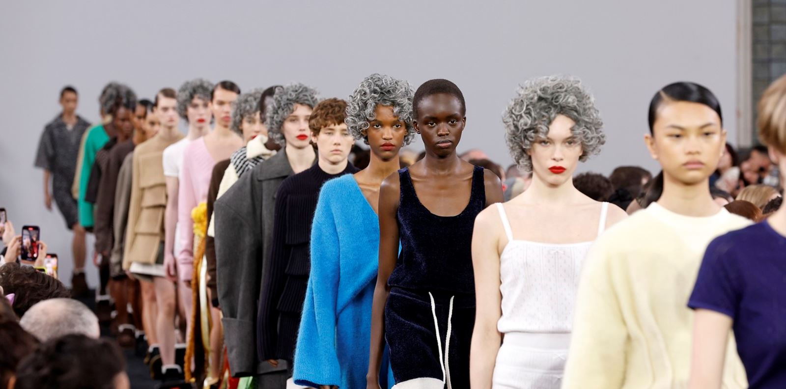 JW Anderson залага на смелите форми и меките плетива