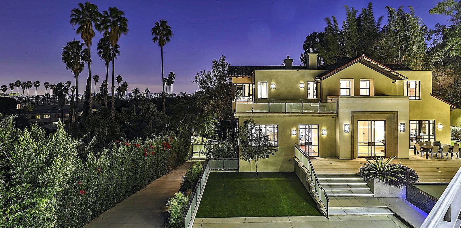 Риана продава поредното имение в Холивуд