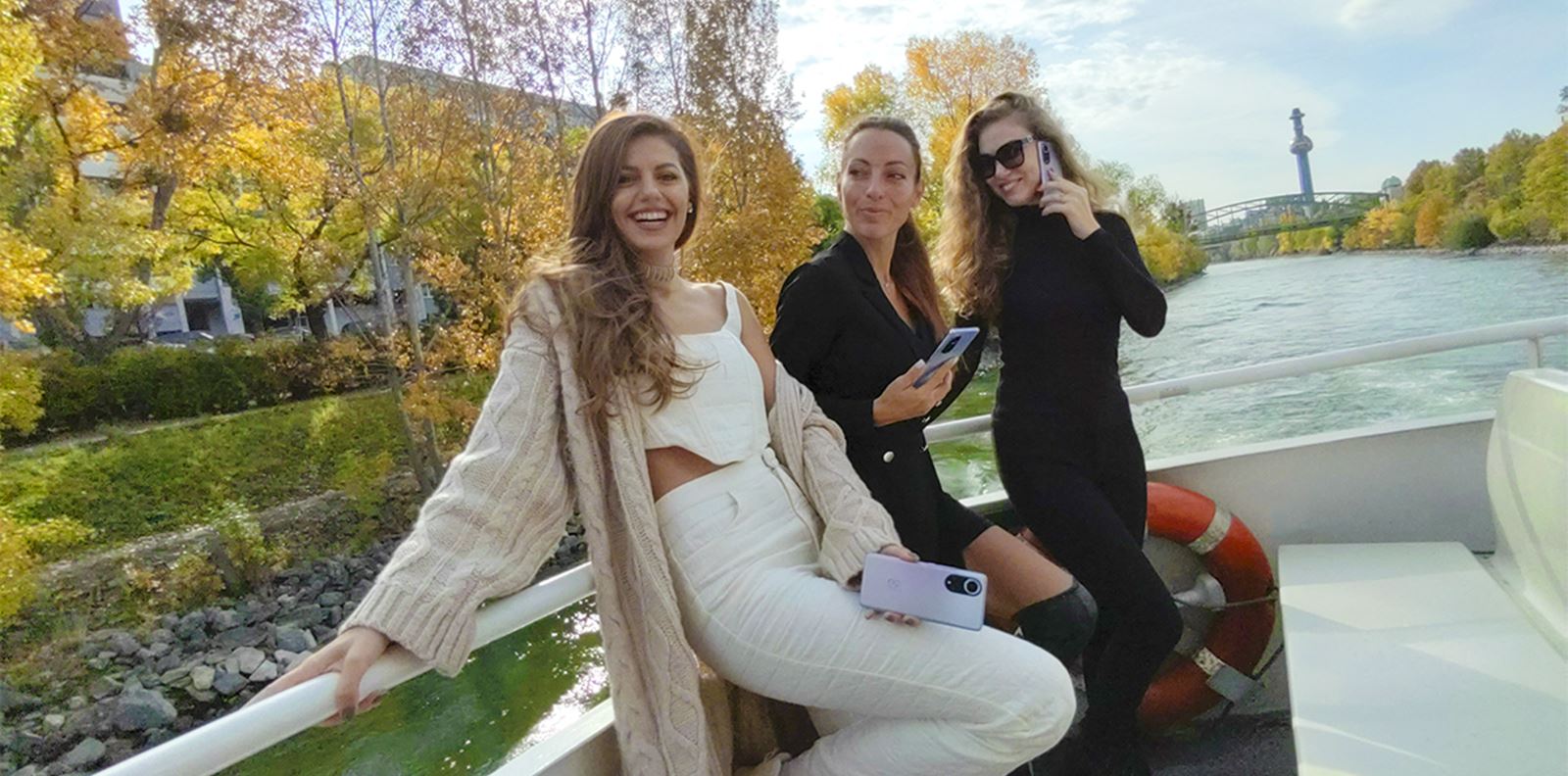 Три жени, един телефон