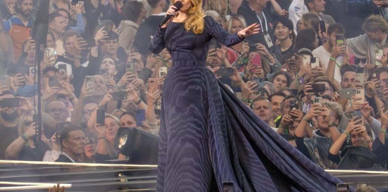 Адел приключи с участията със специални послания