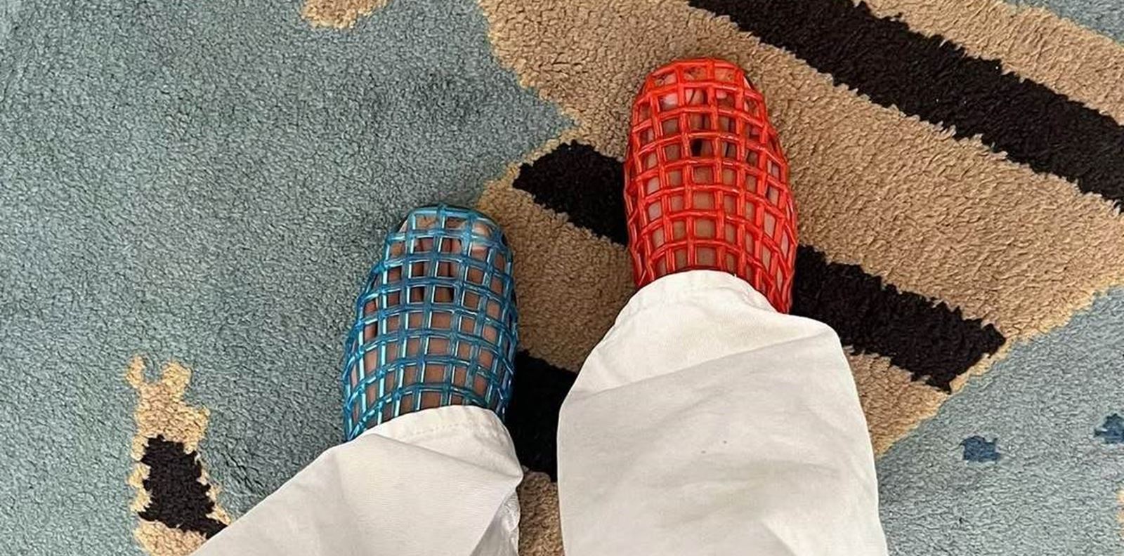 Прозрачни, шарени, готини: Jelly обувките на лятото