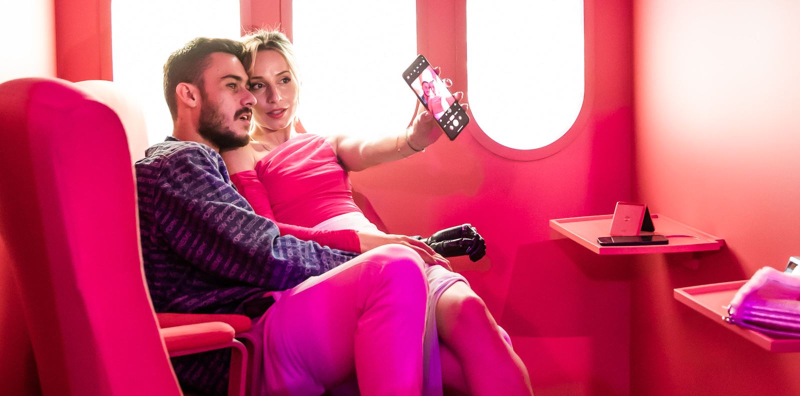 Най-горещият аксесоар за годината е оцветен във Viva Magenta, а Антоанет Пепе го носи повече от добре