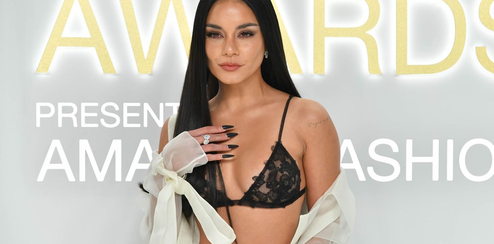 Ванеса Хъджънс обяви, че е сгодена