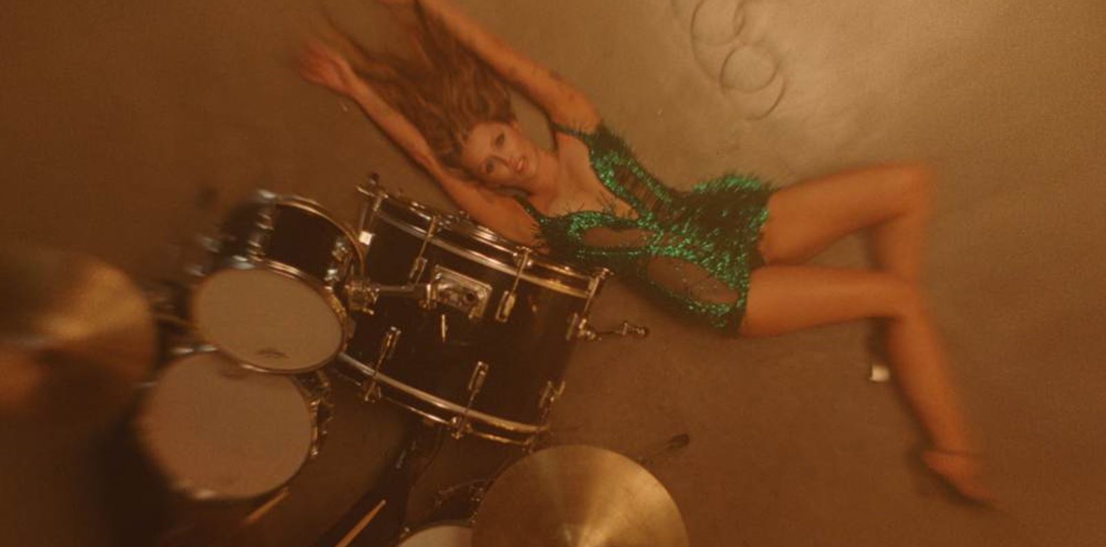 Майли Сайръс възпя краят на света