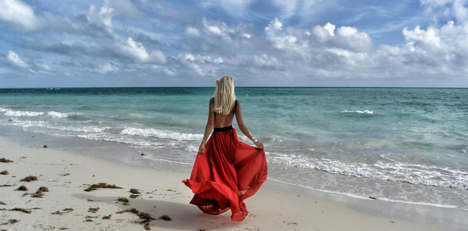 Класически или модерни дамски рокли – ръководство за стилна визия