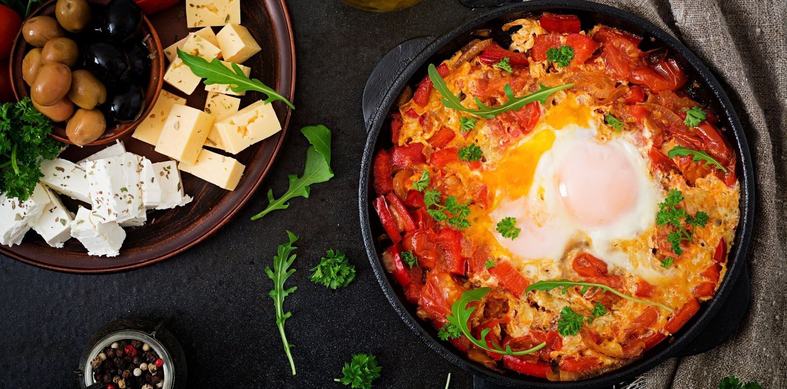 Шакшука с пресни подправки и фета сирене