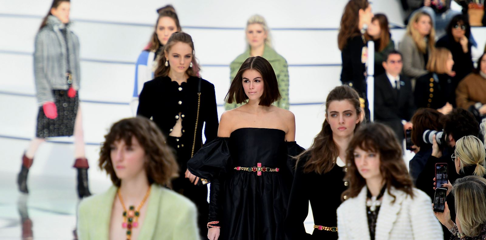 Храна, маски и билети за метро, това са най-интересните покани за модни ревюта