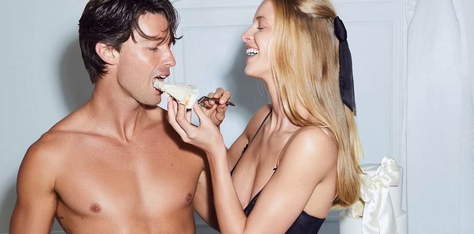 Патрик Шварценегер в гореща фотосесия с годеницата си Аби Чемпиън