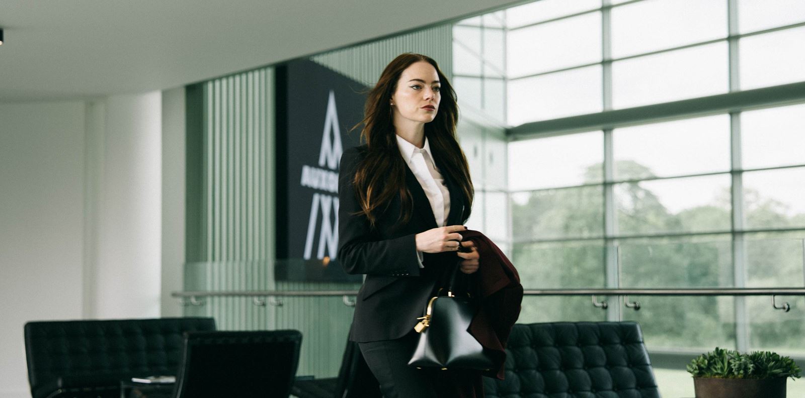 Йоргос Лантимос и Ема Стоун се завръщат с мрачната &quot;Бугония&quot;, а ние ви каним на кино с награди