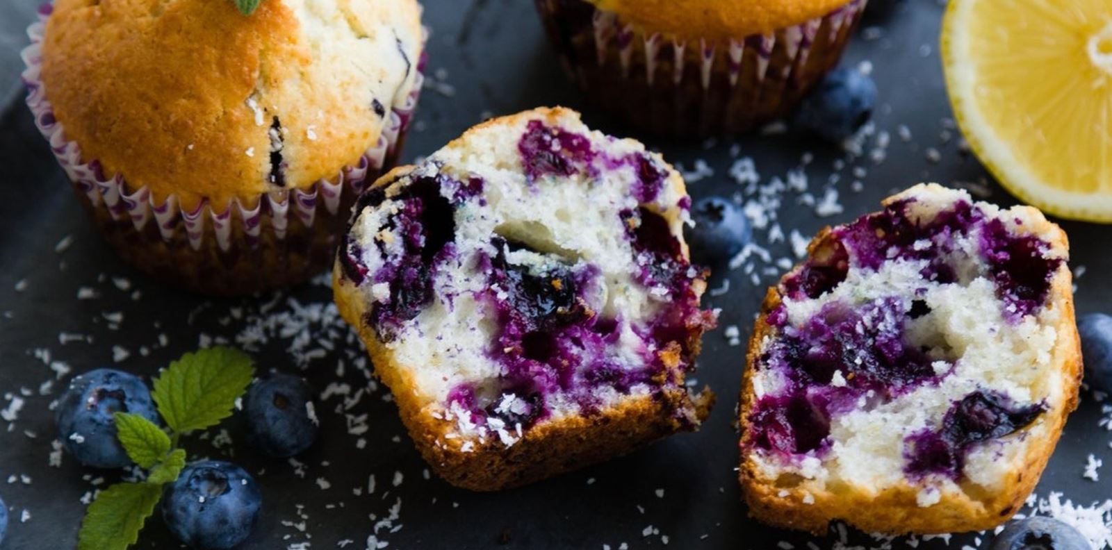 Боровинкови мъфини с чийзкейк пълнеж