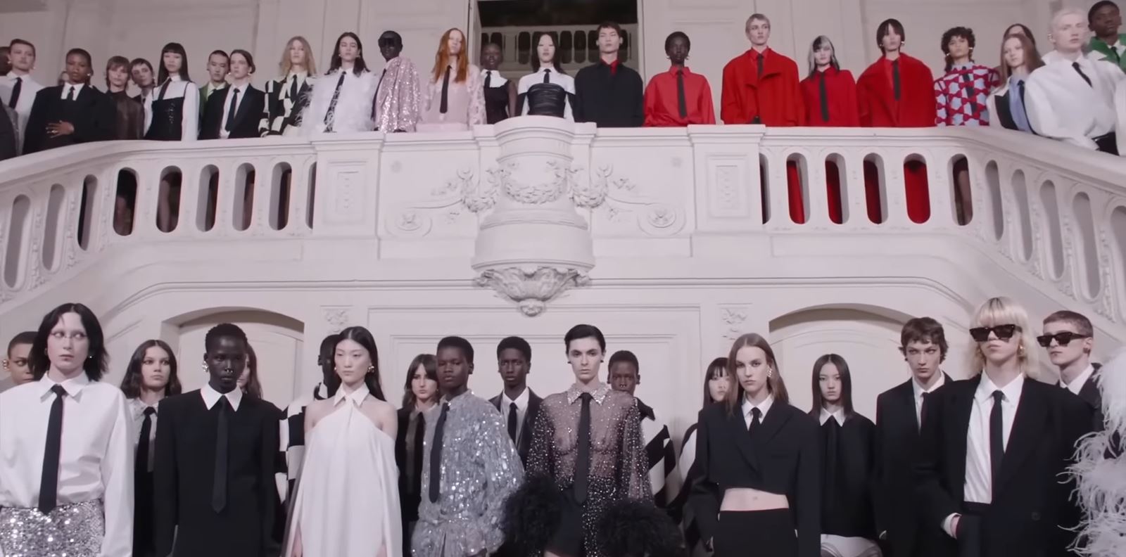 Новата, елегантна, флуидна самоличност на Valentino