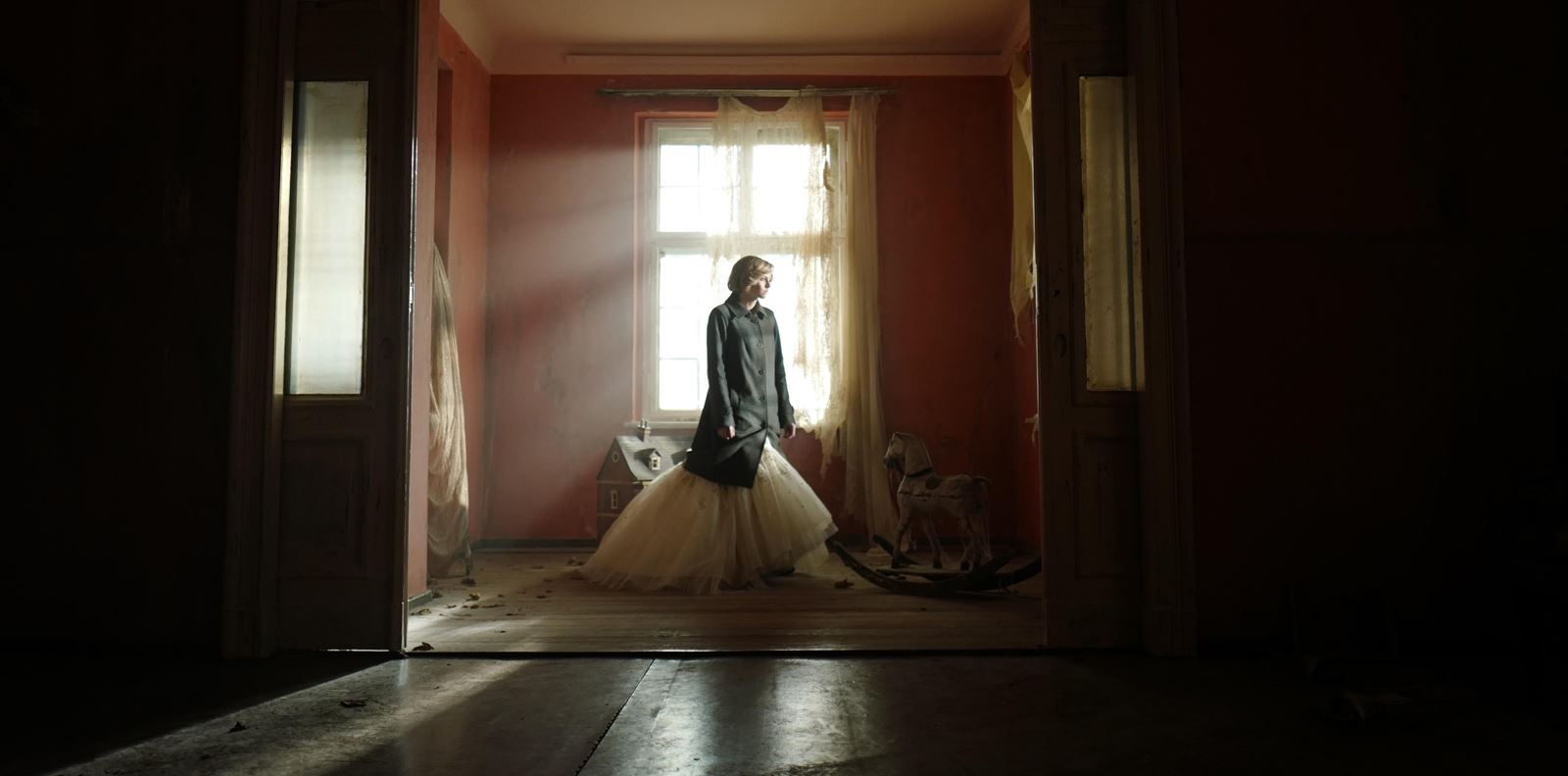 Кристен Стюарт омагьосва в официалния трейлър за &quot;Спенсър&quot;