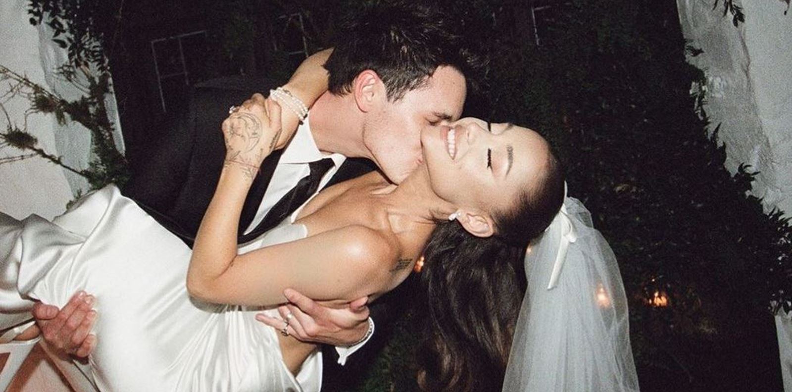 Ариана Гранде показа първите снимки от сватбата