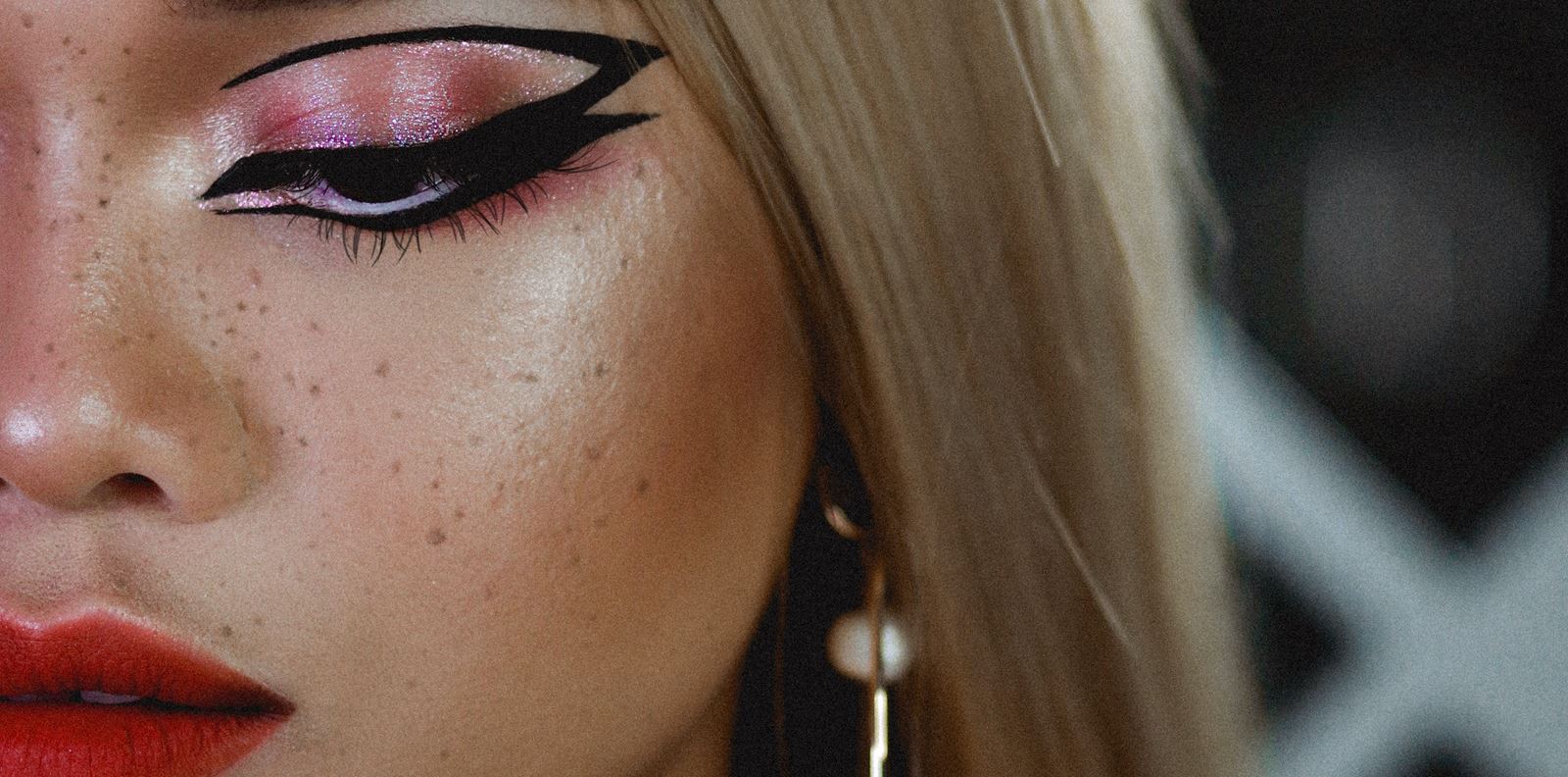 Заблестете с този лесен коледен грим