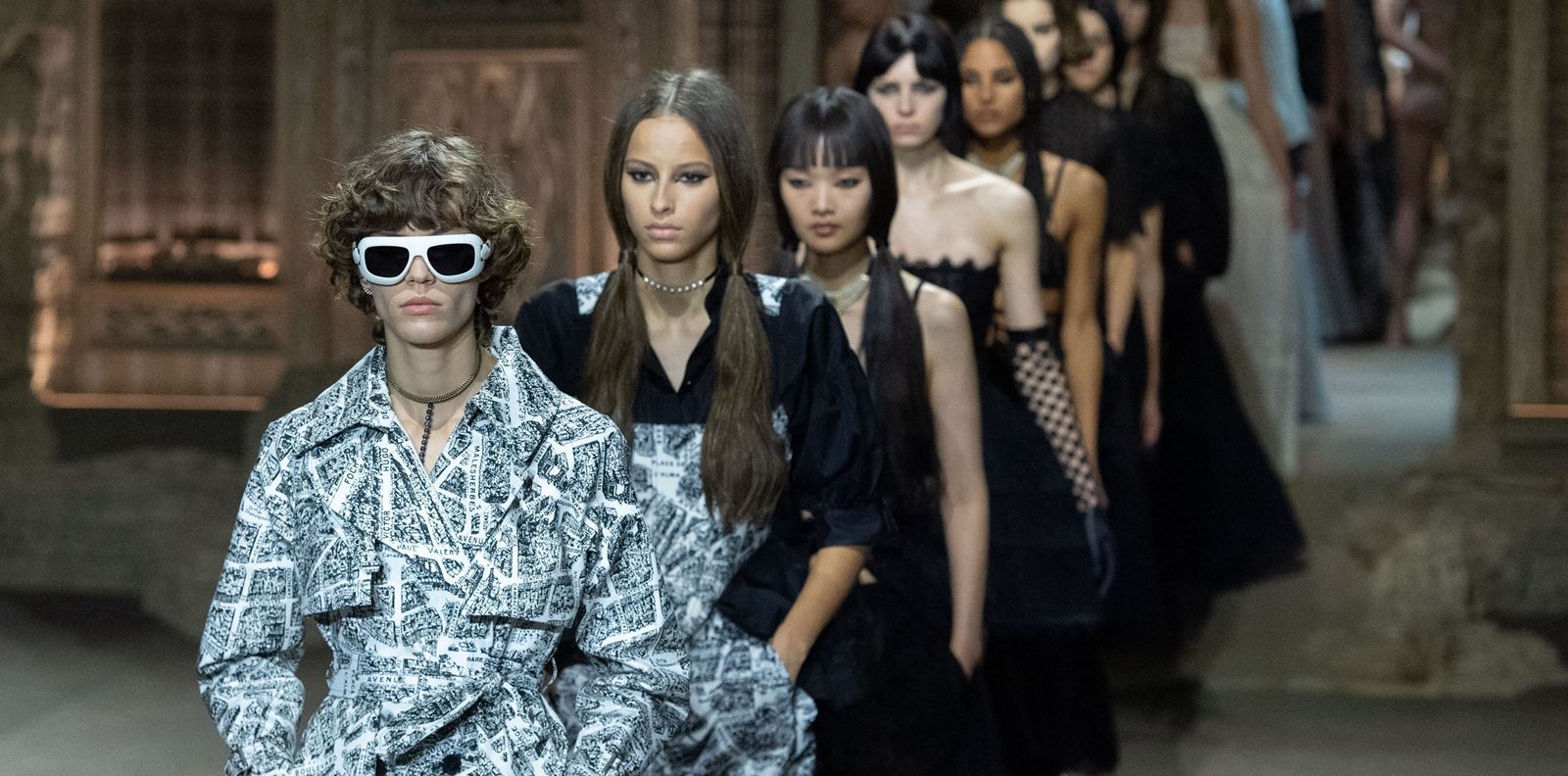 Мария Грация Киури отново облече жената Dior