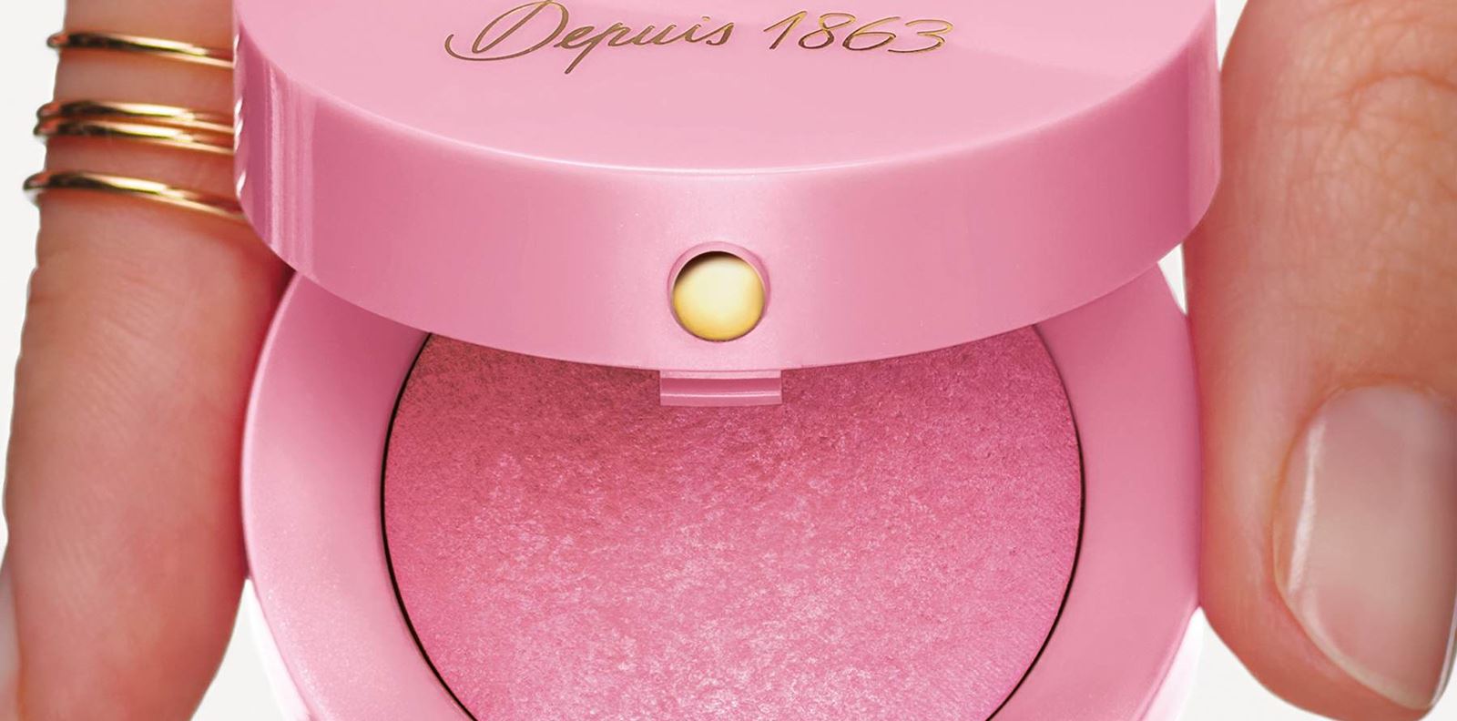 Емблематичният печен руж от Bourjois Paris е вече с нова опаковка