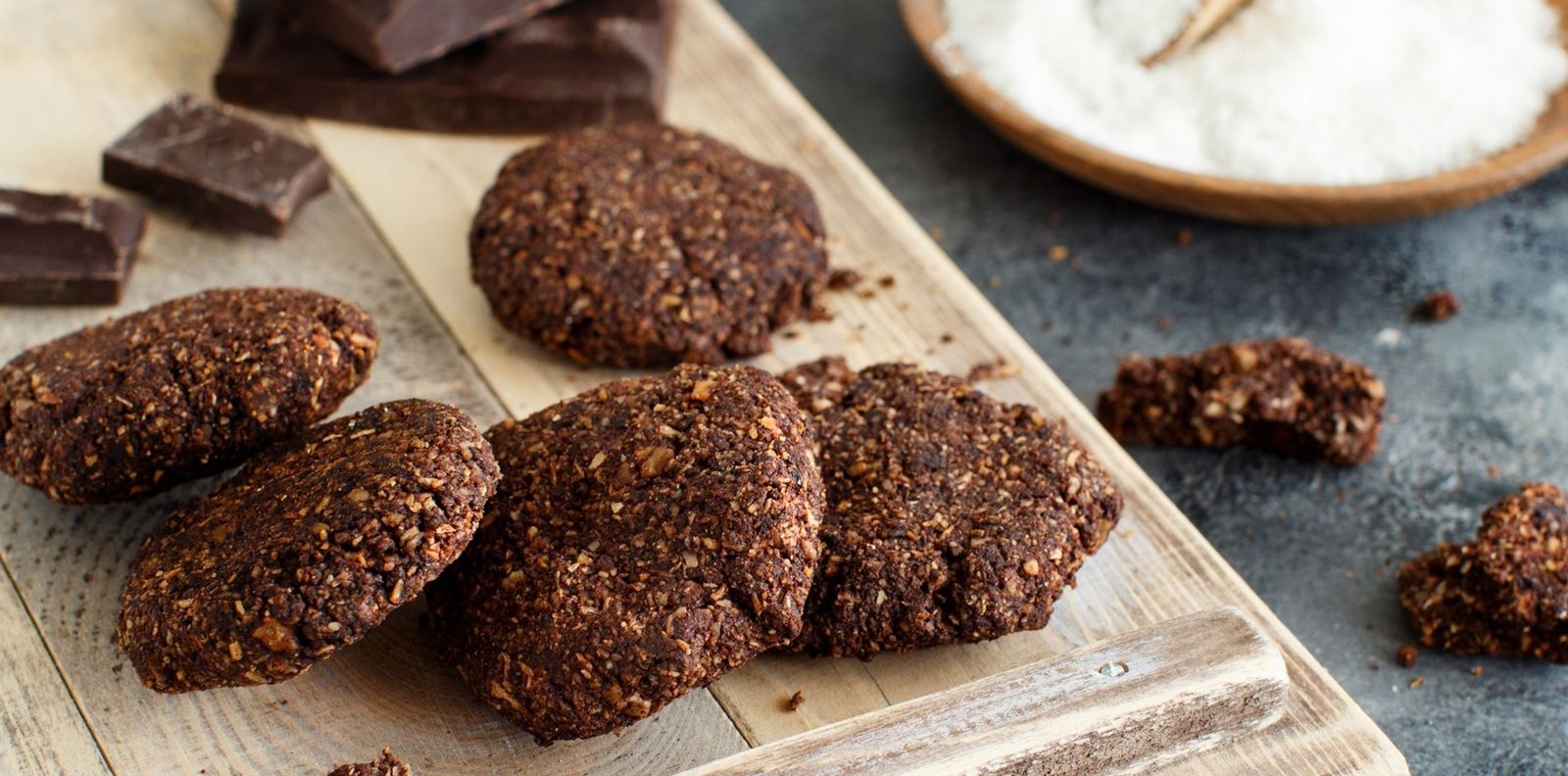 Веган бисквитки с черен шоколад и сурови бадеми