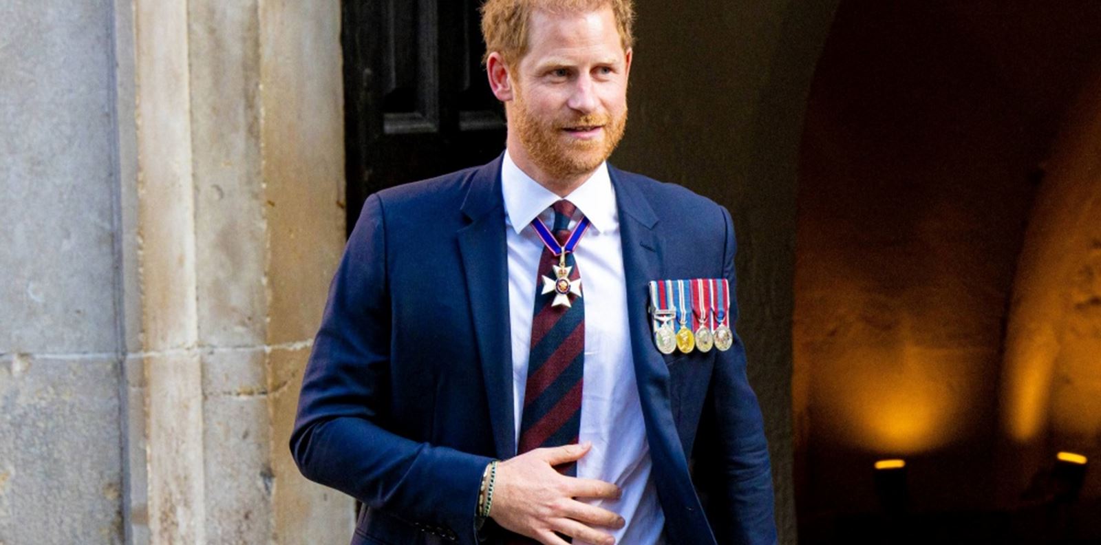 Чарлз III връчва отличие на Уилям, предназначено за Хари