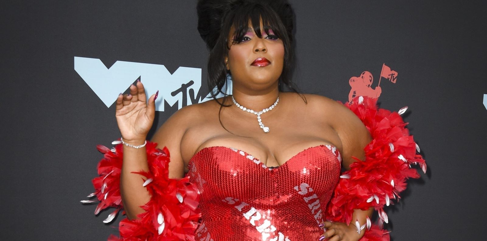 Lizzo продължава да се снима гола, но го прави с цел