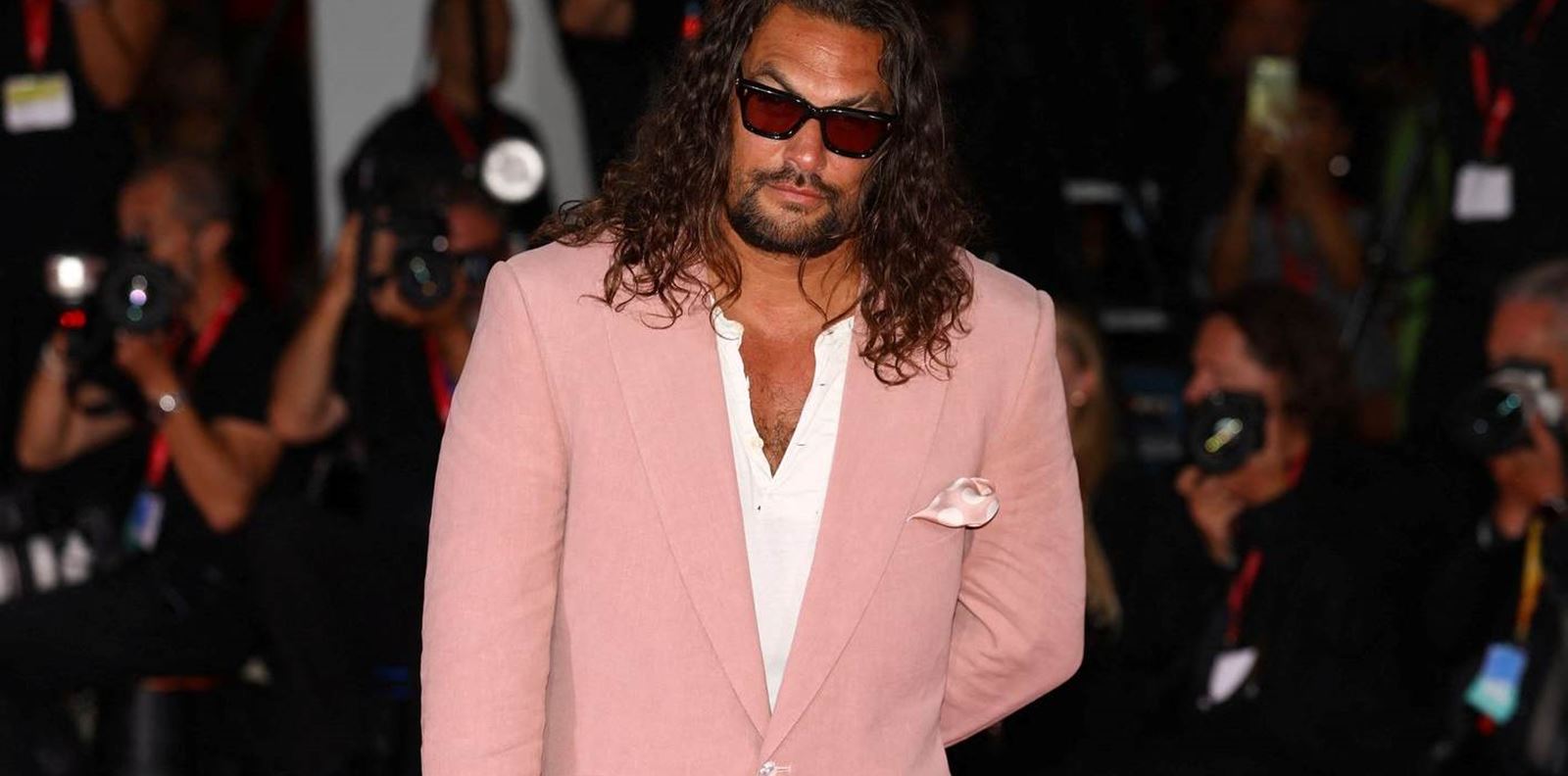 Джейсън Момоа с розов костюм и сандали Birkenstock на фестивала във Венеция