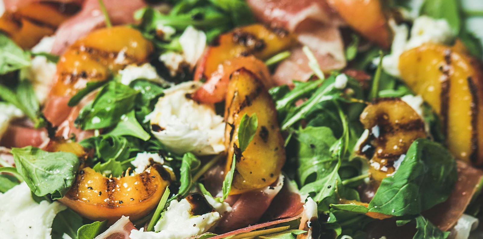 Салата с праскови, прошуто и синьо сирене