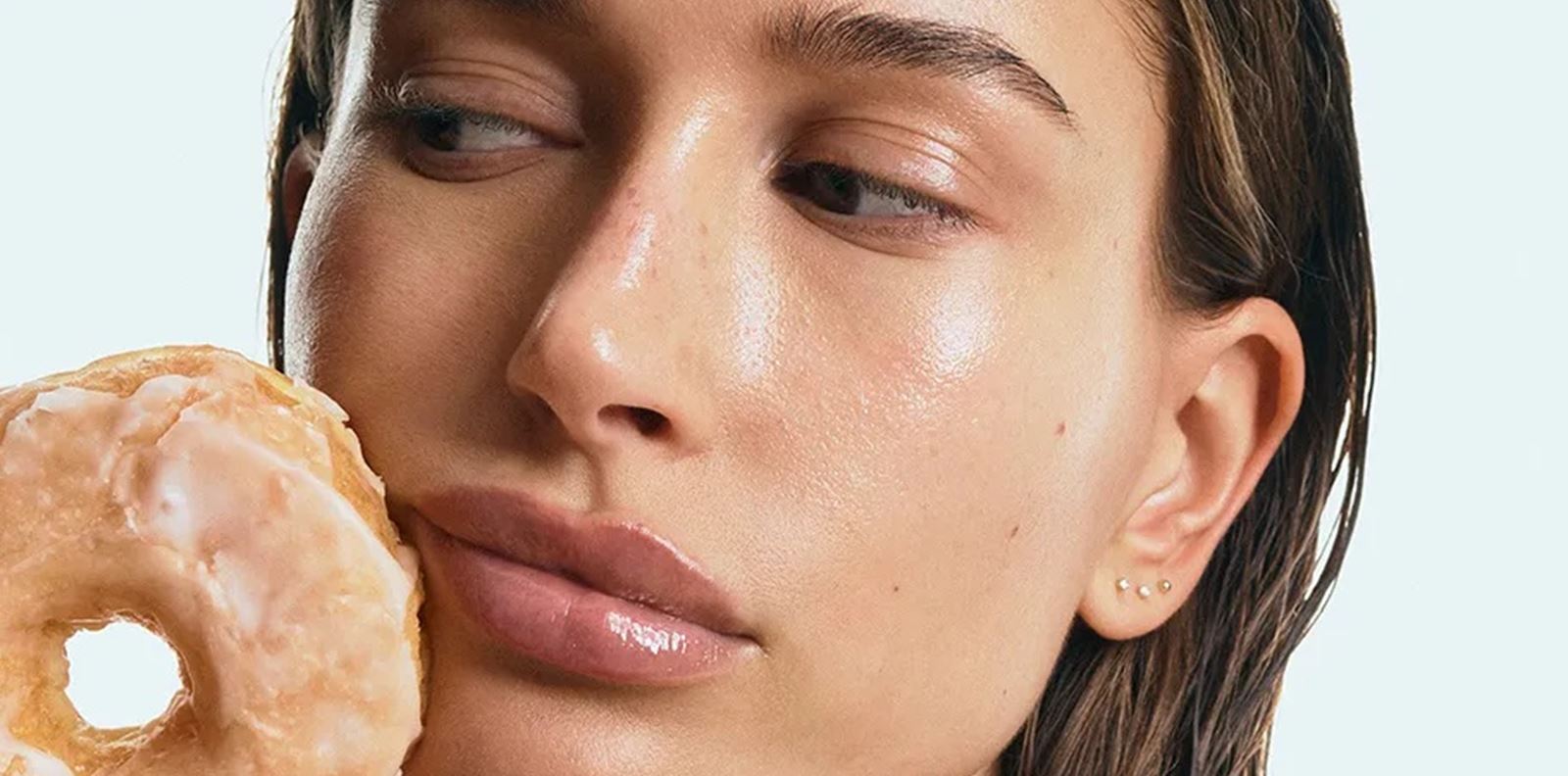 Как Хейли Бийбър постига супер сияен тен?