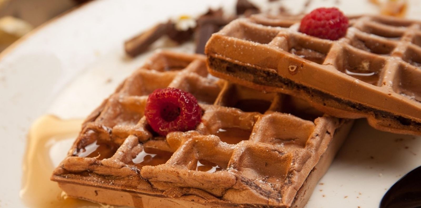 Шоколадови гофрети с карамелен сос и пресни плодове