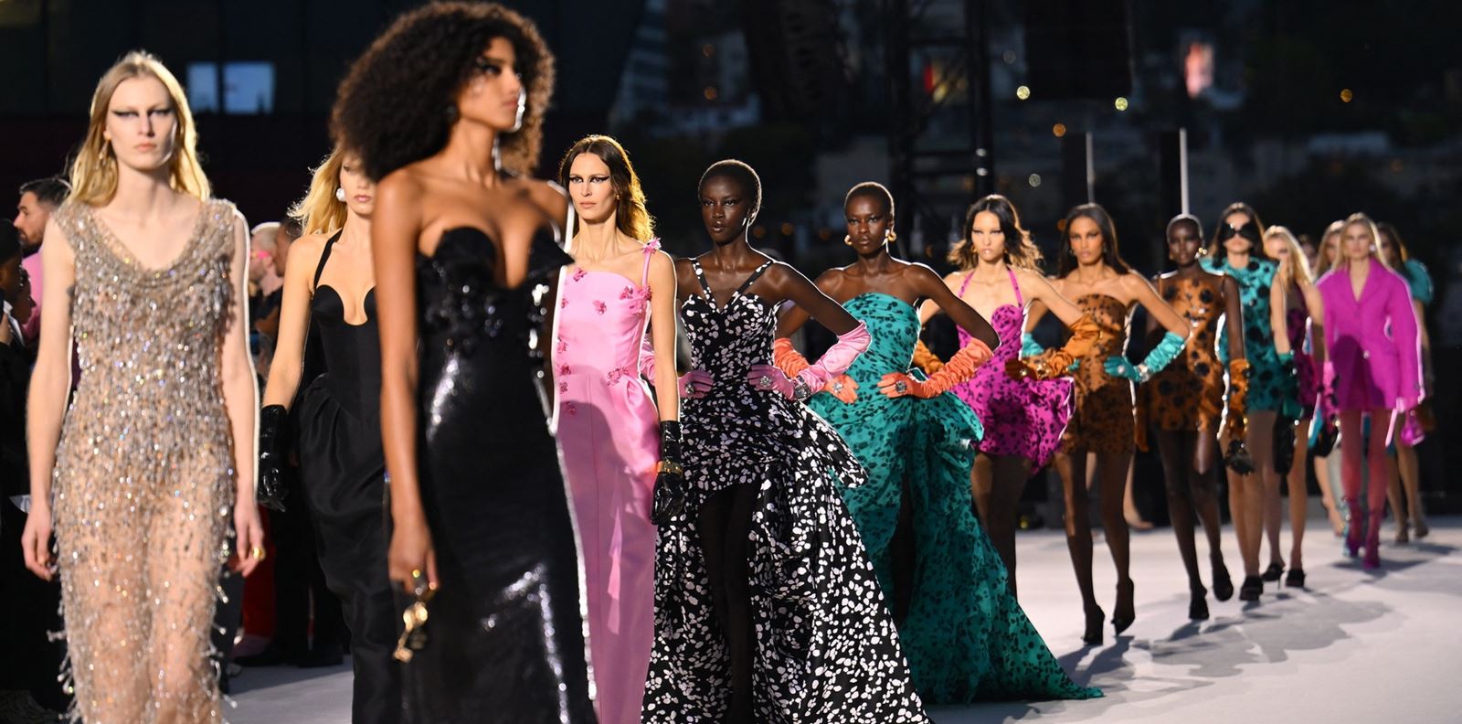 Versace се насочи към абсолютната класика