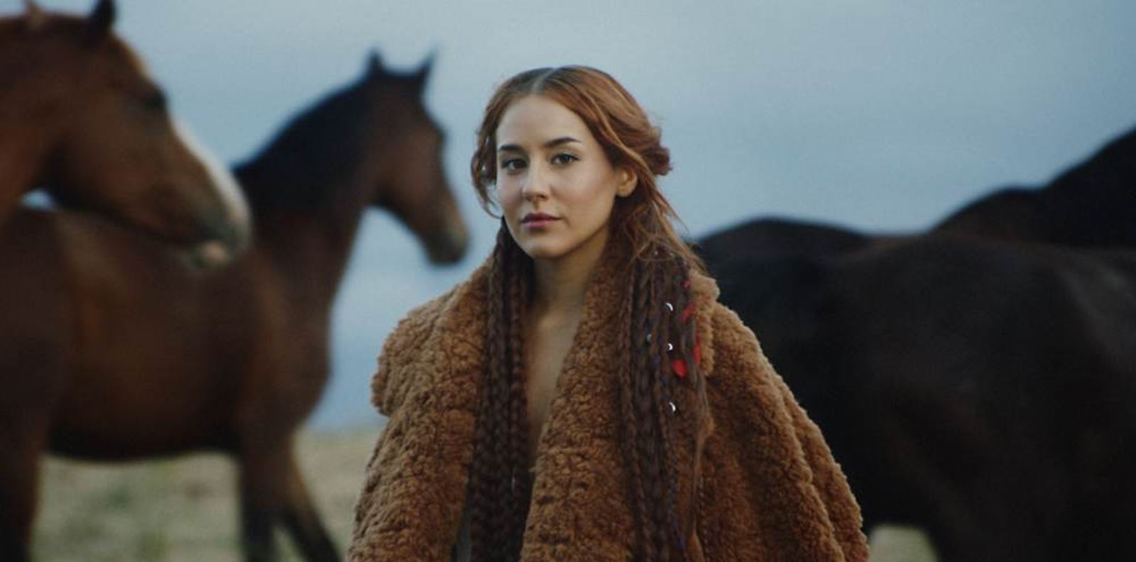 MONA представя новото си Аз с песента &quot;Жива&quot;