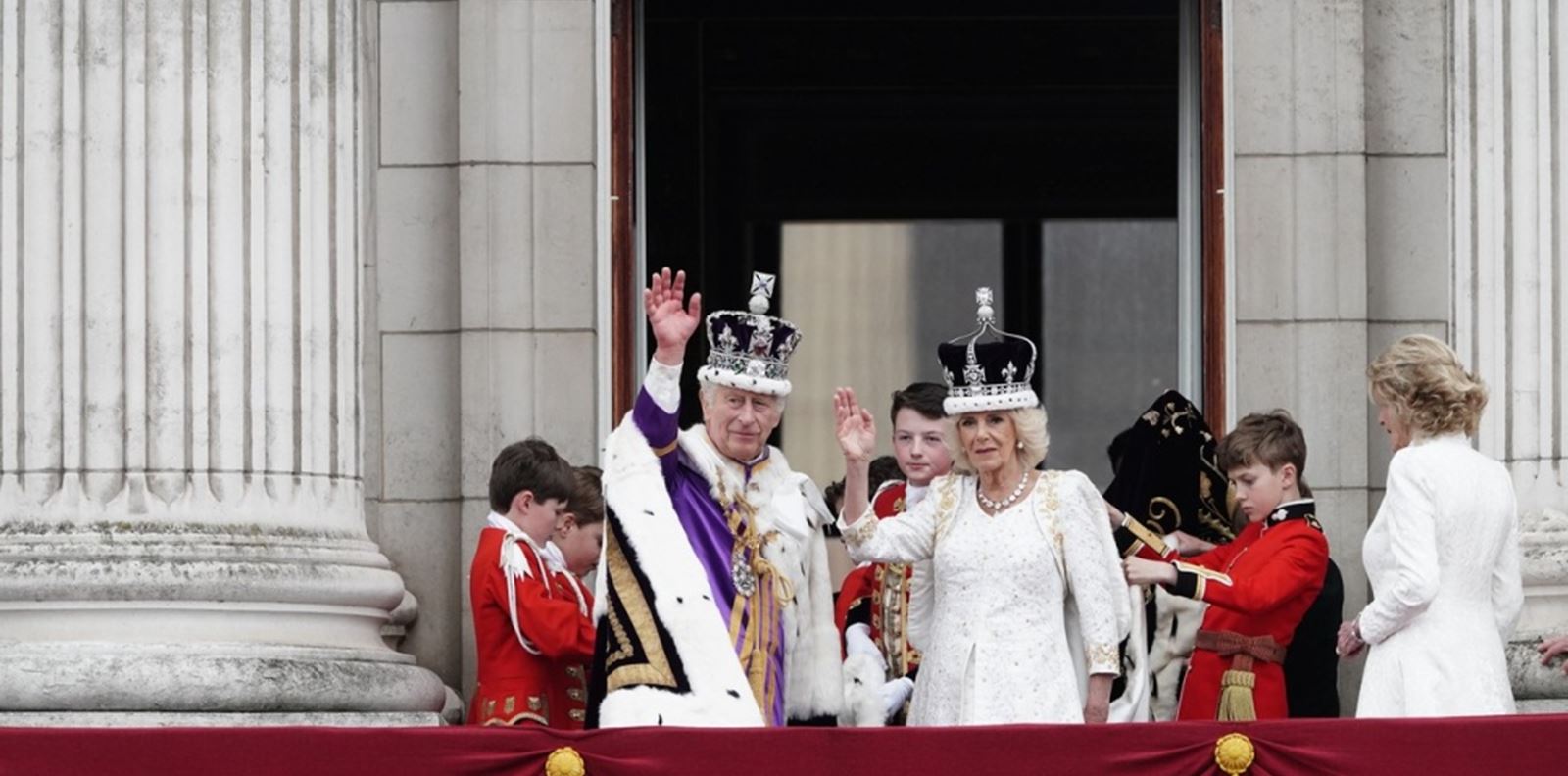 Вижте коледните картички на кралското семейство