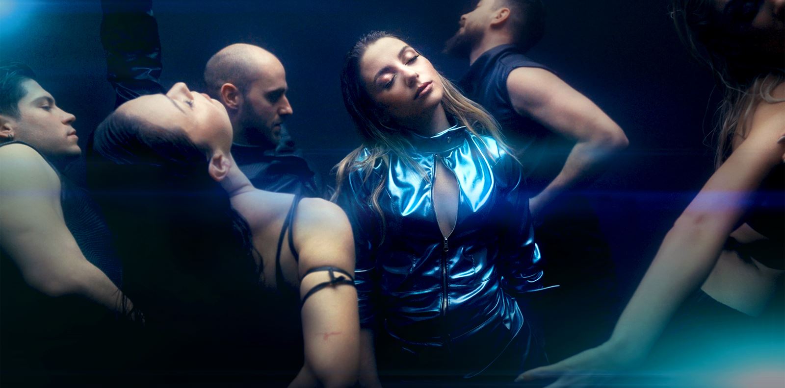 Михаела Маринова е коренно различна във видеото към "Сладка грешка"