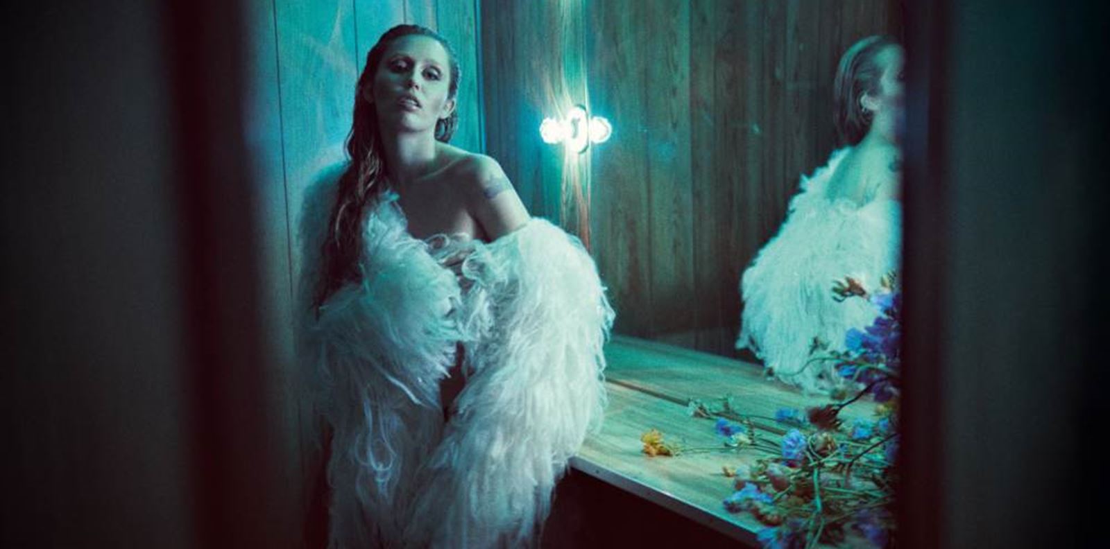 Майли Сайръс лекува с музика в новия си албум &quot;Something Beautiful&quot;