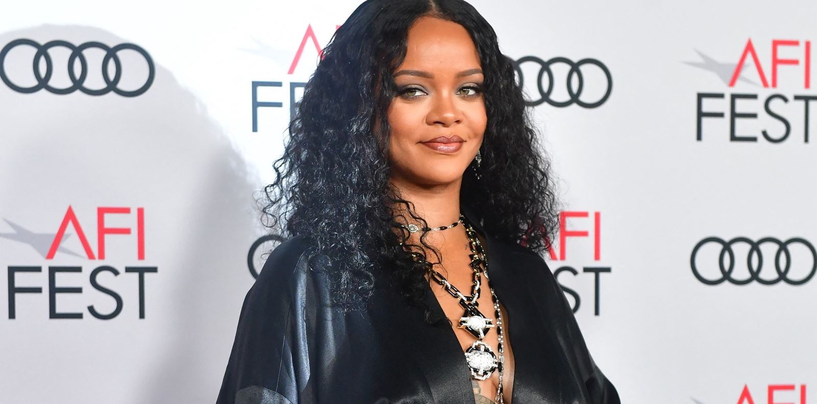 Риана ще бъде голямата звезда в полувремето на Super Bowl