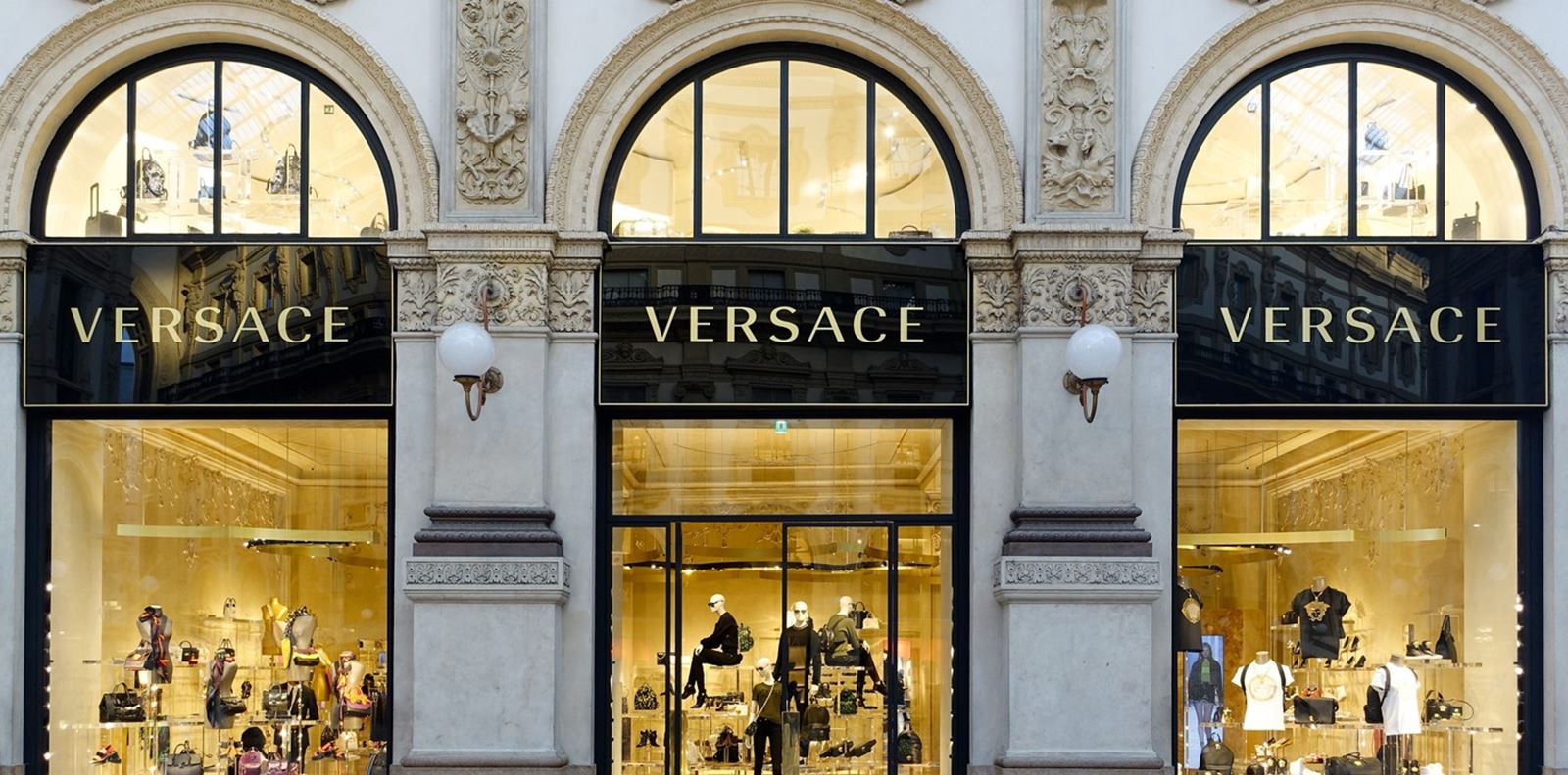 Versace официално стана част от Prada Group