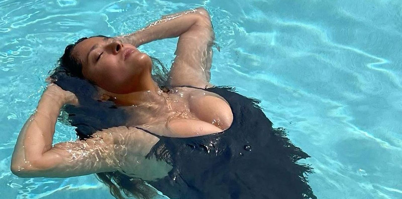 Салма Хайек най-накрая коментира всичките си снимки по бански