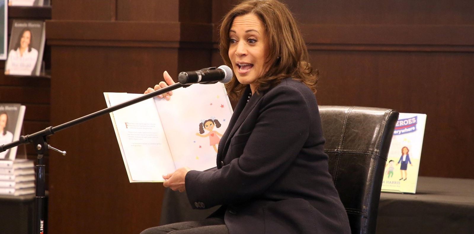 Камала Харис между редовете на автобиографичната си книга