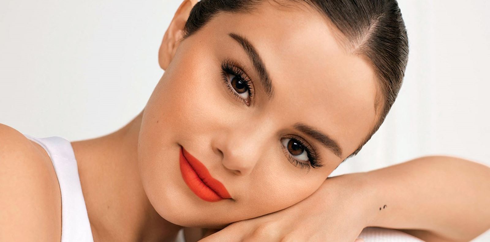 Лесен грим урок от Селена Гомес