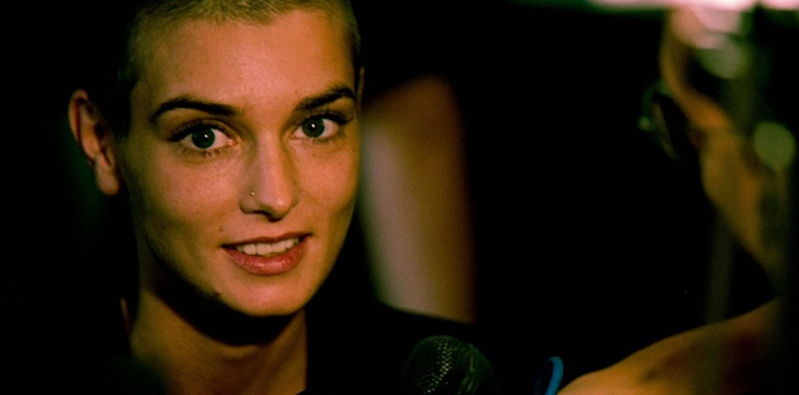 Ирландия се прости с Шиниъд О&#39;Конър с цветя и песни