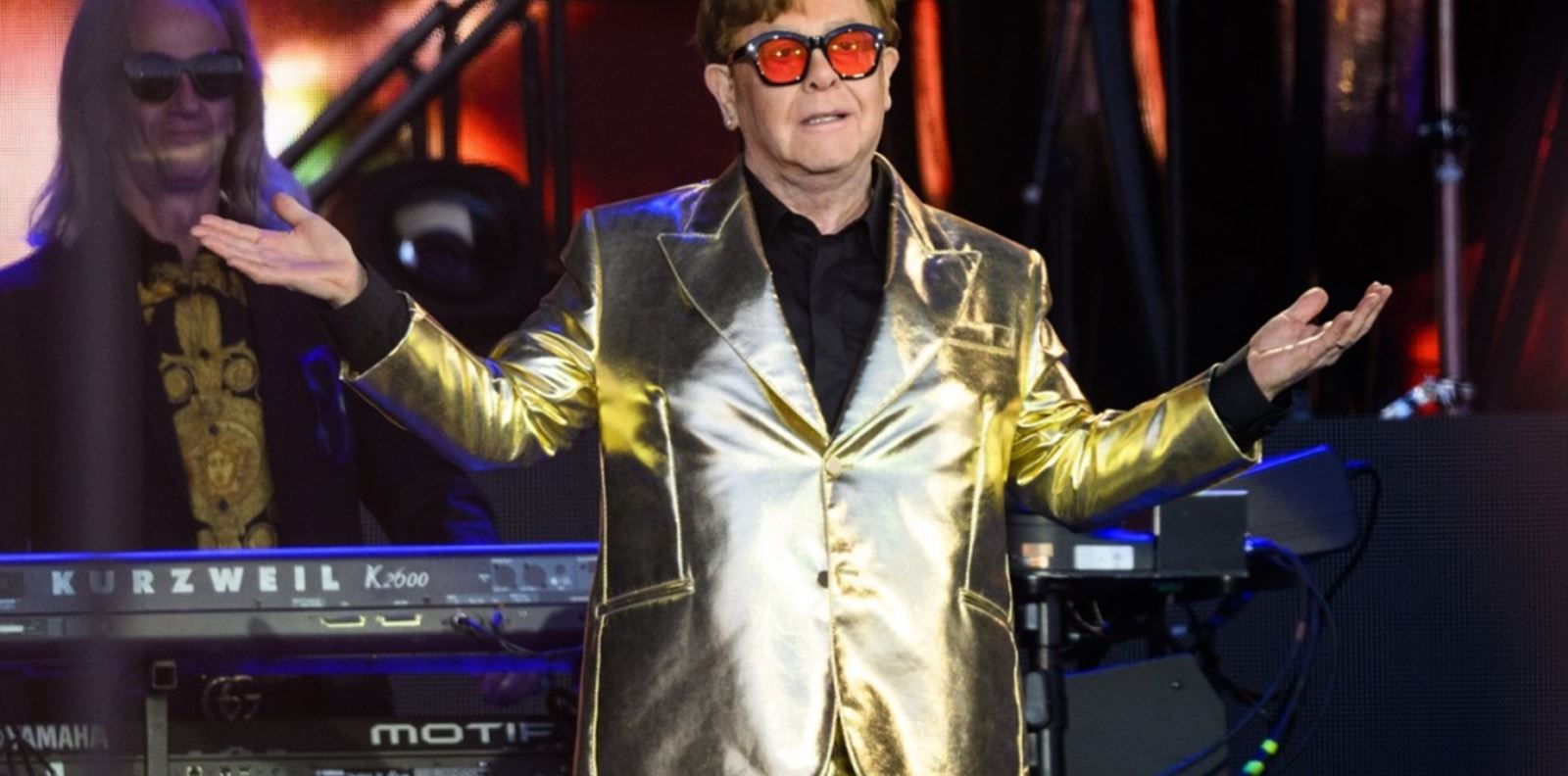 Елтън Джон бе приет по спешност в болница