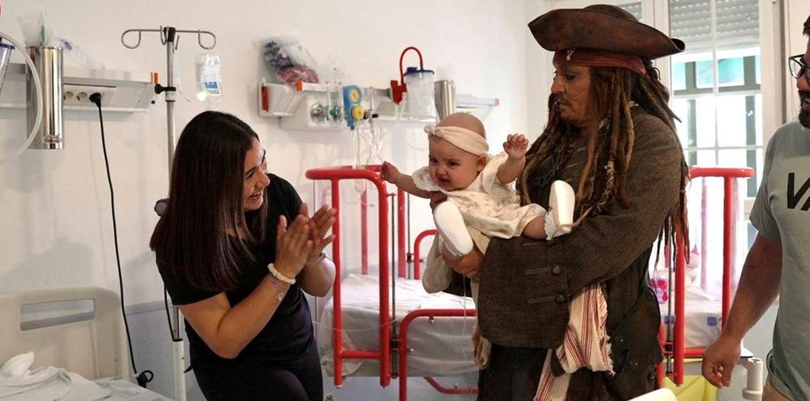 Джони Деп разтопи сърцата на деца в испанска болница