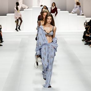 <em>Dolce</em> & <em>Gabbana</em> SS 2026: Когато пижамата срещне подиума