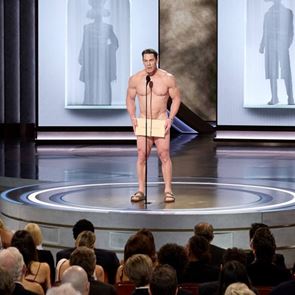 Джон Сина връчи наградата за най-добри костюми... гол