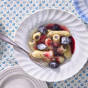 Картофени кнедли с мак и къпинов сос