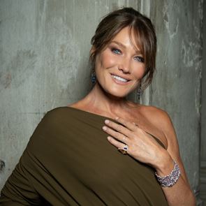 &lt;em>Карла&lt;/em> &lt;em>Бруни&lt;/em> разкри, че е била диагностицирана с рак на гърдата