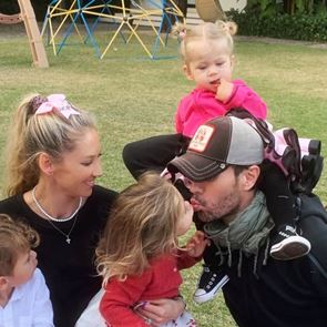 Енрике Иглесиас и Анна Курникова очакват четвъртото си дете